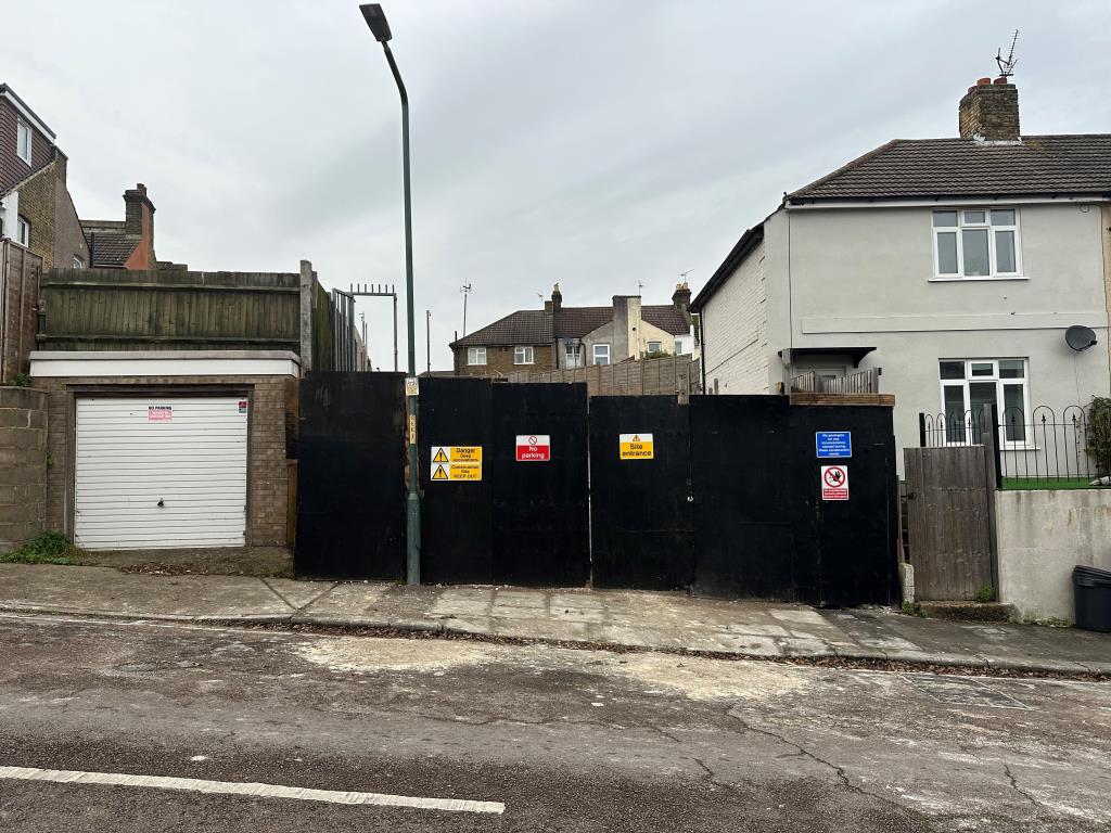 Lot: 128 - LAND WITH PLANNING FOR TWO-BEDROOM HOUSE WITH PARKING - Freehold site with planning